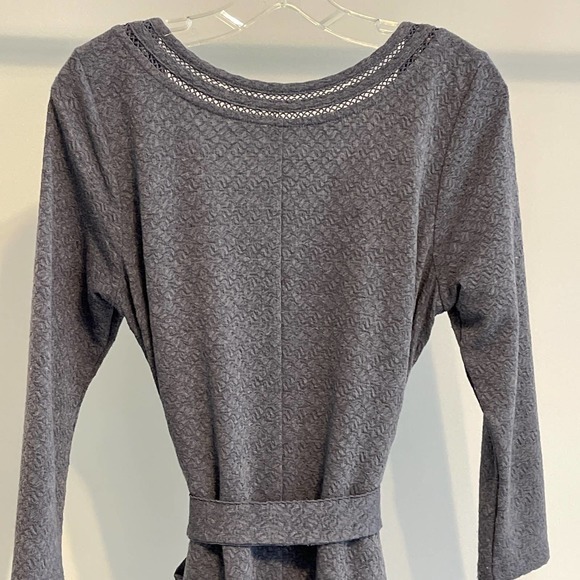 Lilka Grey Long Sleeve Soft Textured Belted Dress Medium‎ Pre-owned - Picture 4 of 9